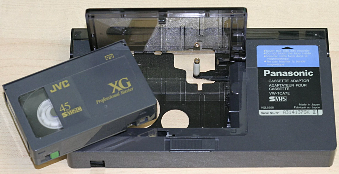 cassette VHS-C et son adaptateur